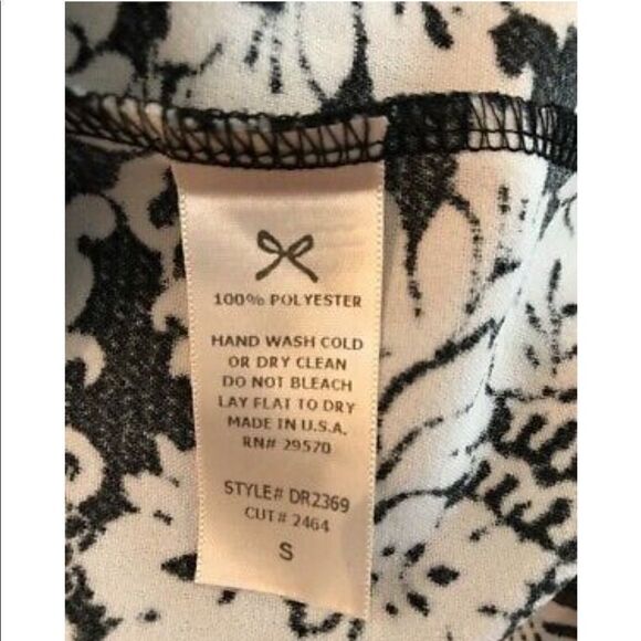 Everly Black& White Damask Medallion Shift Dress - Picture 6 of 7